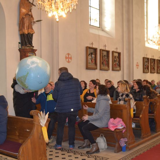 Bild enthält, Building, Adult, Male, Man, Person, Female, Woman, Wood, Plywood, Coat