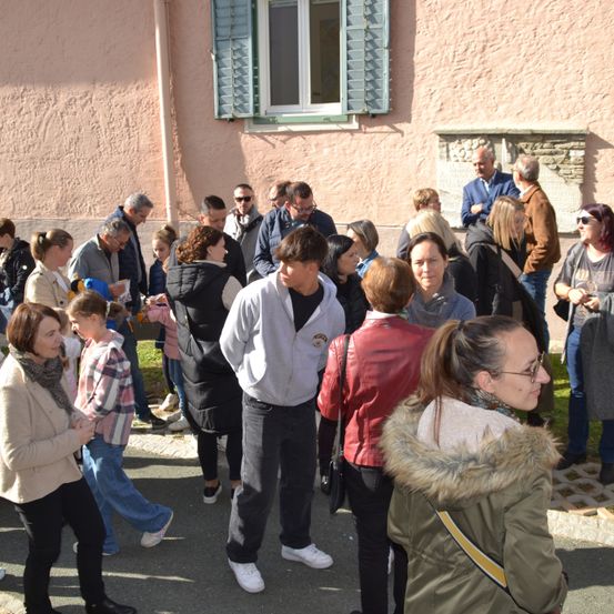 Bild enthält, Adult, Female, Person, Woman, People, Jeans, Shoe, Child, Girl, Boy