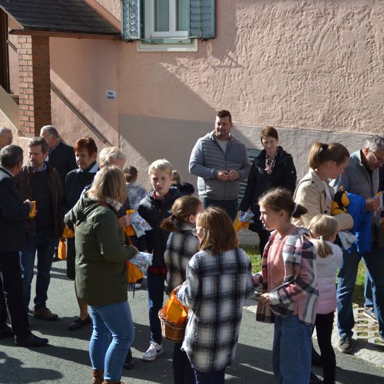 Bild enthält, Pants, Adult, Female, Person, Woman, Jeans, Walking, Male, Man, Child