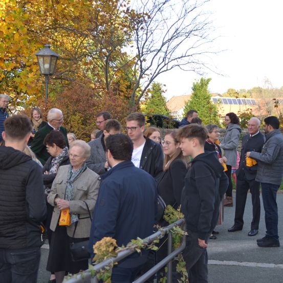 Bild enthält, Coat, Tarmac, Adult, Male, Man, Person, Walking, Overcoat, Pants, Jeans