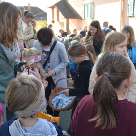 Bild enthält, Hat, Linen, Adult, Female, Person, Woman, Child, Girl, Male, Man