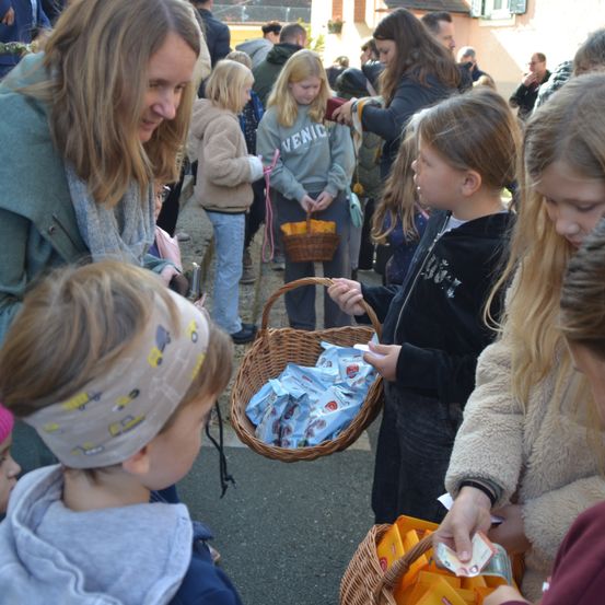 Bild enthält, Hat, Adult, Female, Person, Woman, Child, Girl, Handbag, Cap, Face