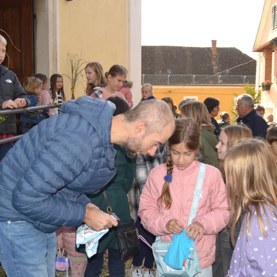 Bild enthält, Pants, Person, Handbag, Child, Female, Girl, Adult, Male, Man, Boy