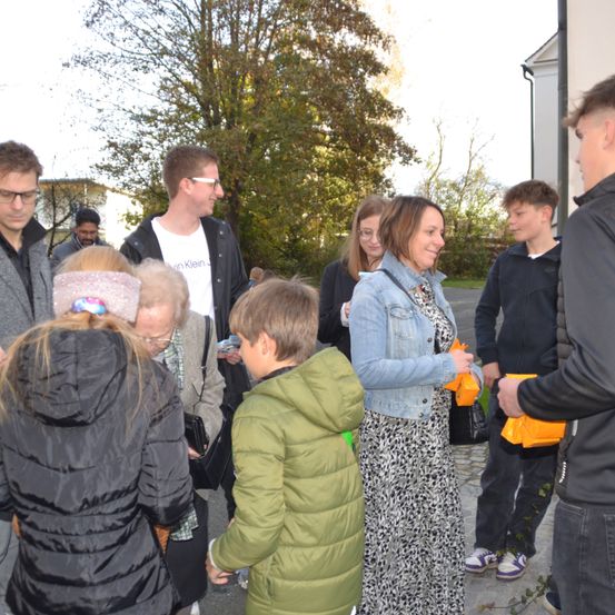 Bild enthält, Coat, Jacket, Pants, People, Person, Adult, Female, Woman, Male, Man