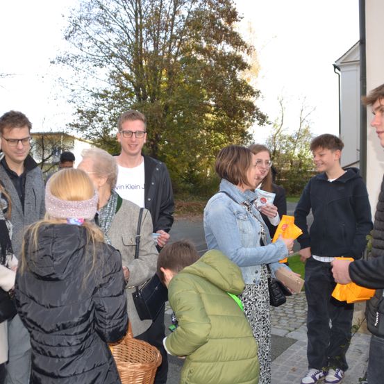 Bild enthält, Coat, Jacket, Pants, Person, Adult, Male, Man, Female, Woman, People