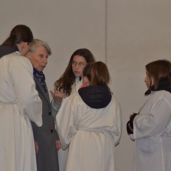 Bild enthält, Adult, Female, Person, Woman, Fashion, People, Coat, Altar, Candle, Face