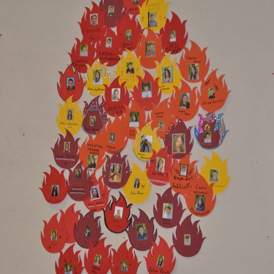 Bild enthält, Envelope, Greeting Card, Mail, Art, Text, Person, Applique, Pattern, Head, White Board