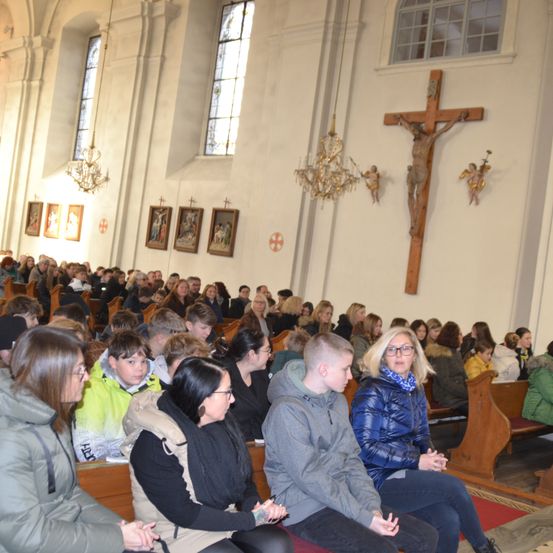 Bild enthält, Cross, Adult, Female, Person, Woman, People, Building, Altar, Indoors, Face