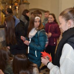 Bild enthält, Adult, Female, Person, Woman, Coat, Jacket, Face, Head, Finger, Sweater