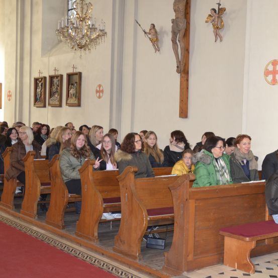 Bild enthält, Adult, Female, Person, Woman, Chandelier, Child, Girl, Building, Wood, People