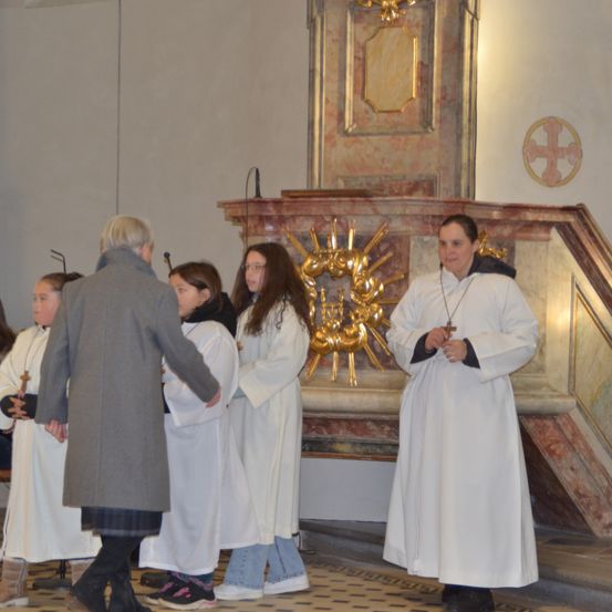 Bild enthält, Coat, Altar, Adult, Female, Person, Woman, Floor, Flooring, Overcoat, Face