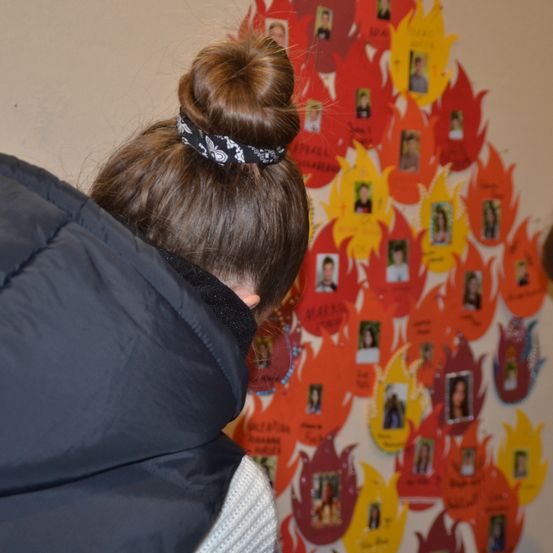 Bild enthält, Person, Adult, Female, Woman, Coat, Face, Head, Accessories, Hair, Fashion