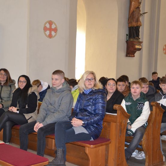 Bild enthält, Adult, Female, Person, Woman, People, Wood, Plywood, Coat, Shoe, Pants