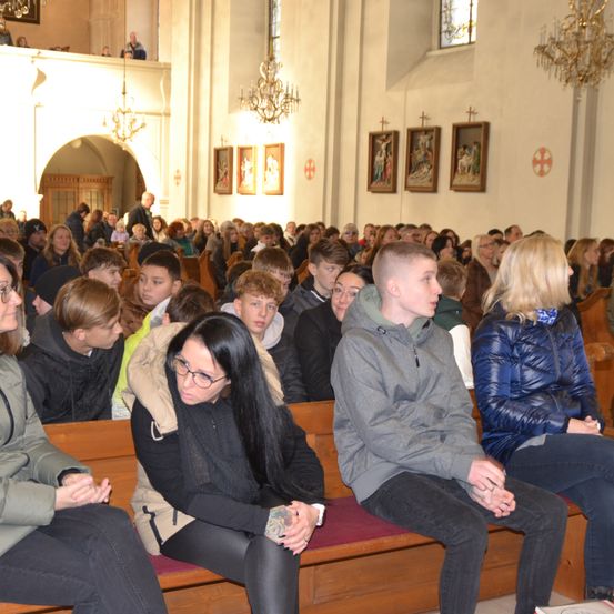 Bild enthält, Adult, Female, Person, Woman, People, Male, Man, Jeans, Jacket, Face