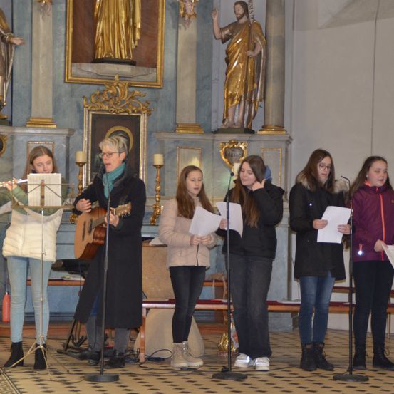 Bild enthält, Female, Girl, Person, Teen, Coat, Boy, Male, Jeans, Guitar, Group Performance