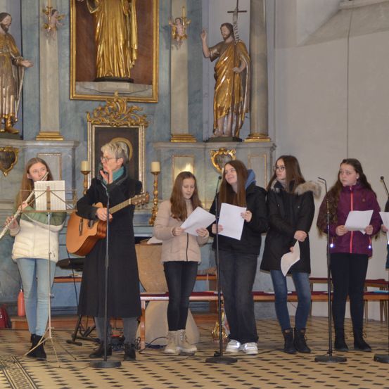 Bild enthält, Coat, Female, Girl, Person, Teen, Boy, Male, Adult, Woman, Group Performance