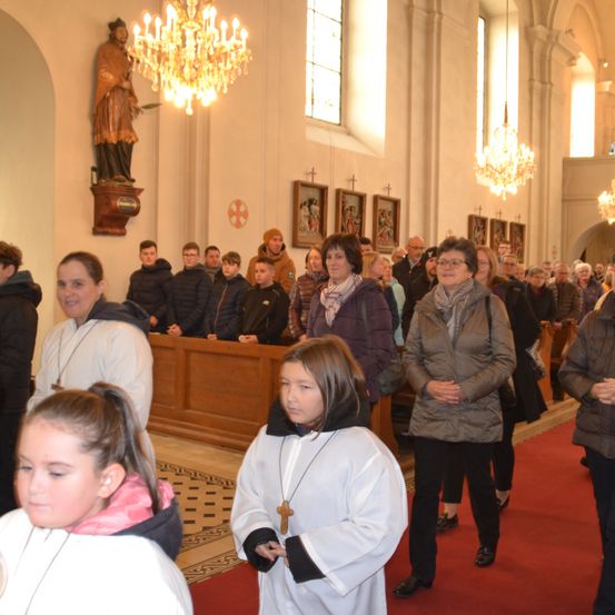 Bild enthält, Chandelier, Adult, Female, Person, Woman, Male, Man, Child, Girl, Coat