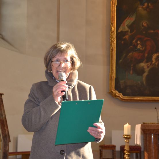 Bild enthält, People, Person, Microphone, Adult, Female, Woman, Crowd, Face, Candle, Altar