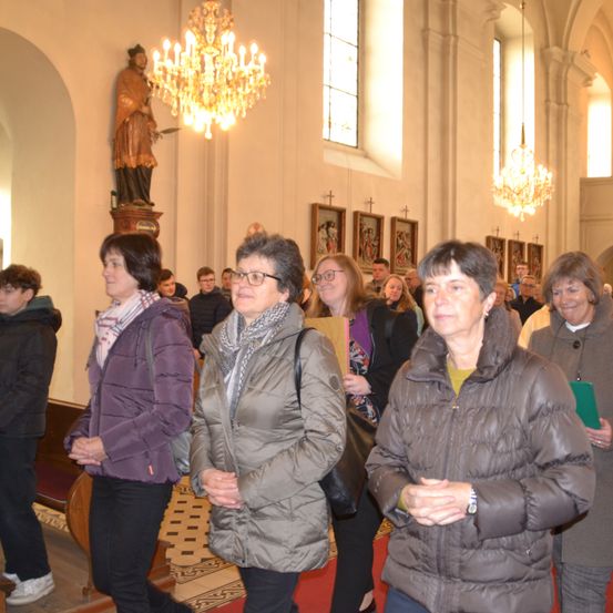 Bild enthält, Coat, Chandelier, Jacket, Adult, Male, Man, Person, Female, Woman, Fashion