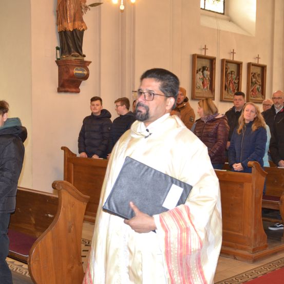Bild enthält, Jacket, Adult, Male, Man, Person, Wood, Plywood, Face, Altar, Fashion