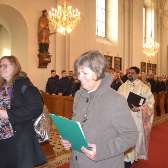 Bild enthält, Adult, Female, Person, Woman, Chandelier, Male, Man, Fashion, Face, Indoors