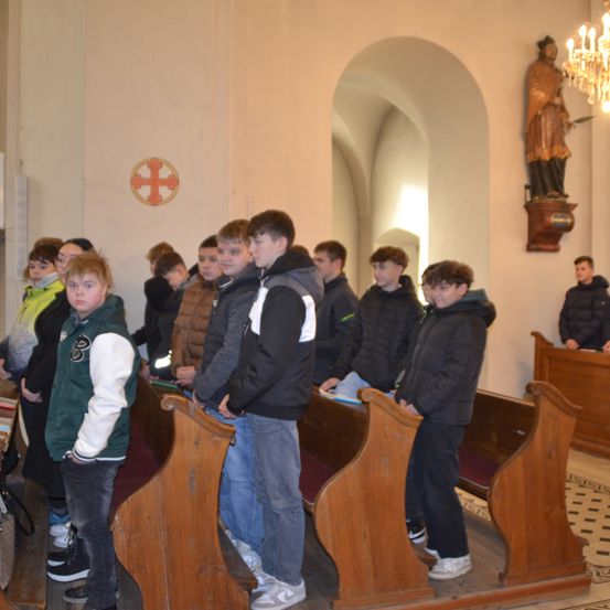 Bild enthält, Wood, Chandelier, Flooring, Person, Pants, Boy, Child, Male, Shoe, Jacket
