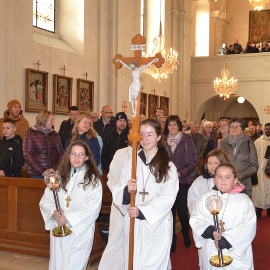 Bild enthält, Altar, Adult, Female, Person, Woman, Cross, Jacket, Face, Flooring, Fashion