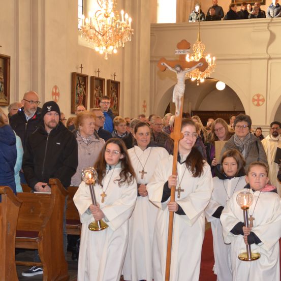 Bild enthält, Cross, Altar, Adult, Female, Person, Woman, Male, Man, Chandelier, Jacket