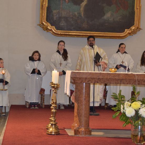 Bild enthält, Altar, Flower, Flower Arrangement, Flower Bouquet, Adult, Female, Person, Woman, Floor, Flooring