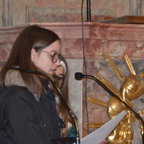 Bild enthält, Microphone, People, Person, Adult, Female, Woman, Face, Crowd, Altar, Coat