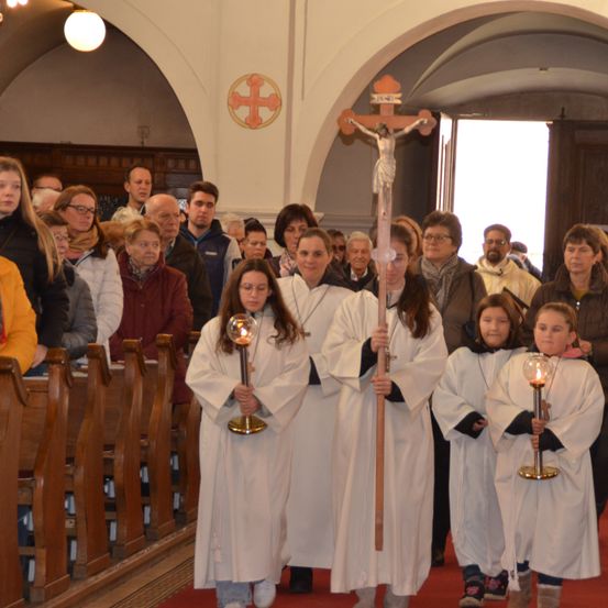 Bild enthält, Altar, Adult, Female, Person, Woman, Cross, Boy, Child, Male, Man