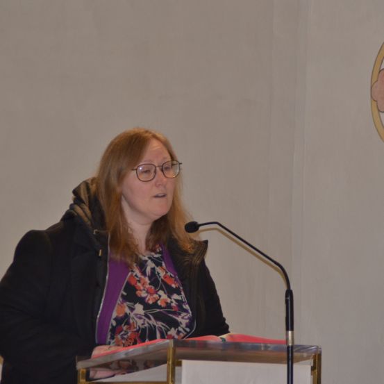 Bild enthält, People, Person, Crowd, Microphone, Adult, Female, Woman, Cross, Jacket, Audience
