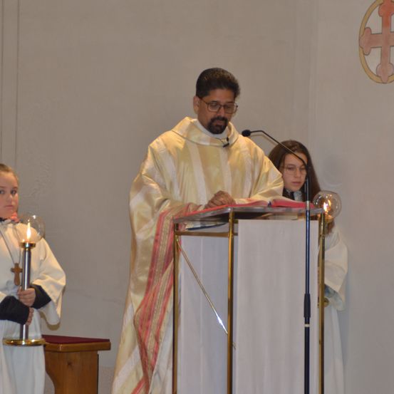 Bild enthält, Bishop, Person, Priest, Microphone, Adult, Female, Woman, People, Male, Man