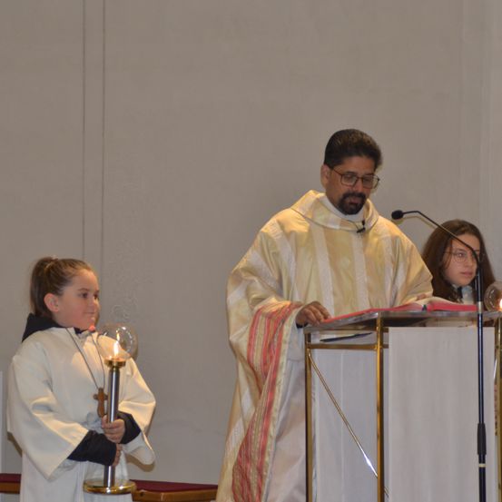 Bild enthält, Bishop, Person, Priest, People, Adult, Male, Man, Altar, Face, Glasses