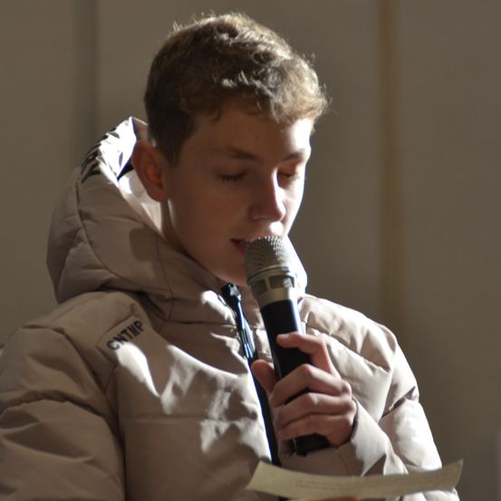 Bild enthält, Microphone, Finger, Person, People, Crowd, Face, Head, Coat, Audience, Speech