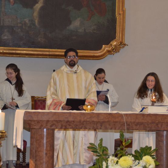 Bild enthält, Altar, Flower, Flower Arrangement, Flower Bouquet, Adult, Male, Man, Person, Female, Woman