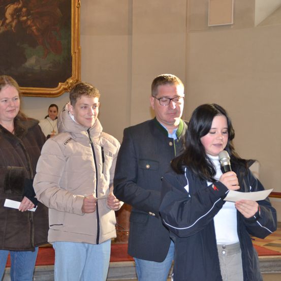 Bild enthält, Coat, Jacket, Blazer, Adult, Female, Person, Woman, Pants, Male, Man