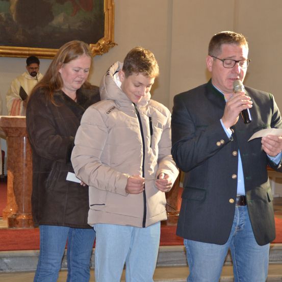 Bild enthält, Coat, Jacket, Fashion, Adult, Male, Man, Person, Jeans, Female, Woman