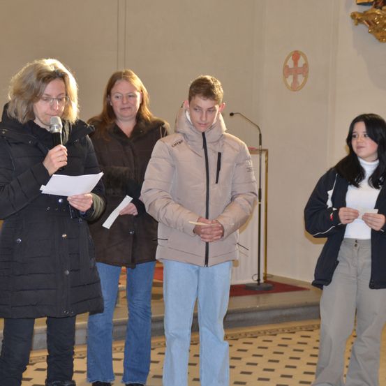 Bild enthält, Coat, Jacket, Pants, Jeans, People, Person, Adult, Female, Woman, Man