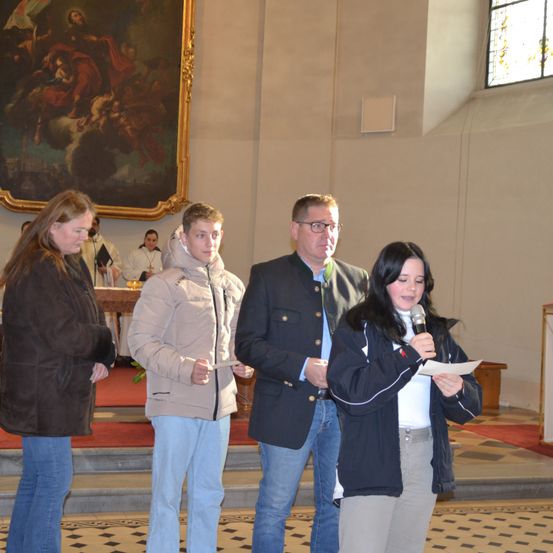 Bild enthält, Fashion, Adult, Female, Person, Woman, Male, Man, Coat, Jeans, Jacket