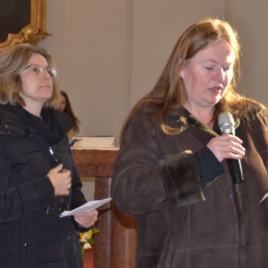 Bild enthält, Coat, Jacket, Adult, Female, Person, Woman, Microphone, People, Finger, Suit