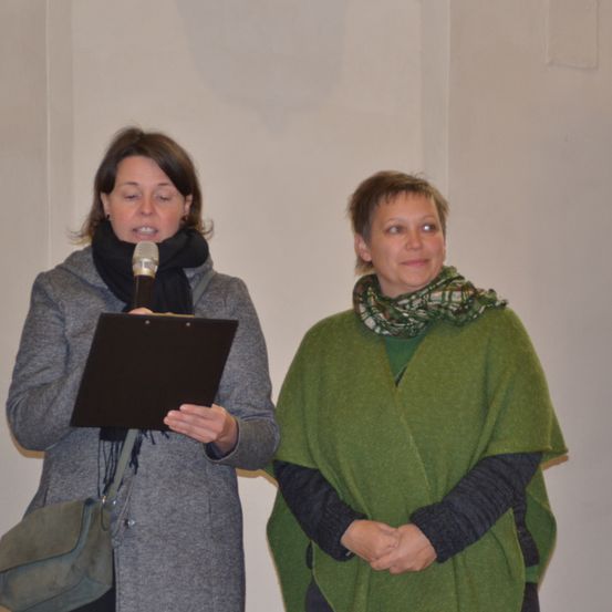 Bild enthält, Adult, Female, Person, Woman, Fashion, People, Long Sleeve, Face, Sweater, Microphone