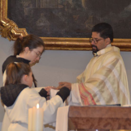 Bild enthält, Altar, Adult, Male, Man, Person, Female, Woman, Bishop, Priest, Face