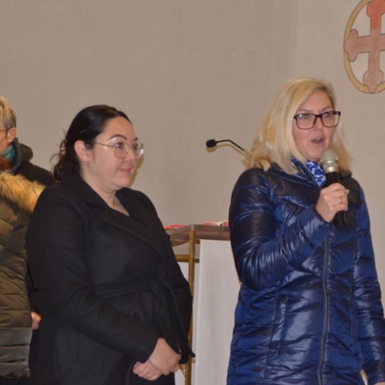 Bild enthält, Coat, Jacket, Long Sleeve, Adult, Female, Person, Woman, Face, Leather Jacket, Glasses