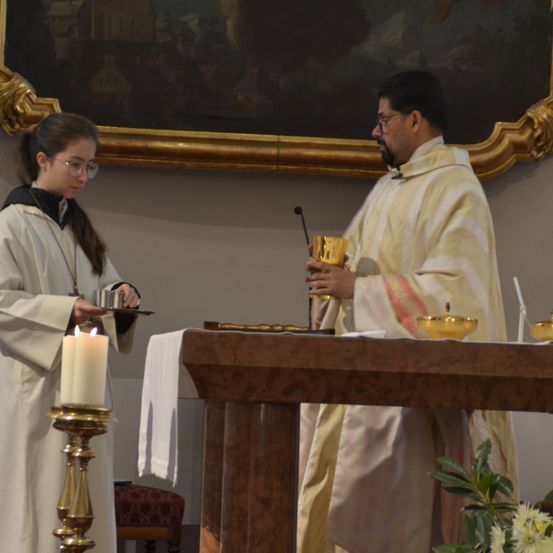 Bild enthält, Flower, Flower Arrangement, Flower Bouquet, Altar, Adult, Female, Person, Woman, Male, Man