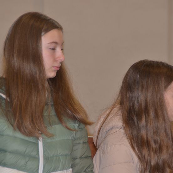 Bild enthält, Long Sleeve, Adult, Female, Person, Woman, Face, Male, Man, People, Jacket