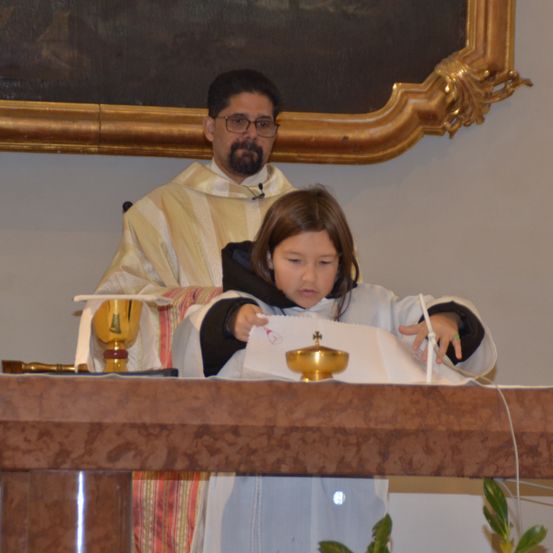Bild enthält, Plywood, Wood, Altar, Bishop, Person, Child, Female, Girl, People, Man
