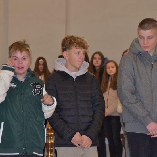 Bild enthält, Coat, Jacket, Long Sleeve, Person, Pants, Female, Girl, Teen, Sweater, Face