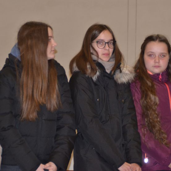 Bild enthält, Coat, Jacket, Long Sleeve, Adult, Female, Person, Woman, People, Face, Glasses