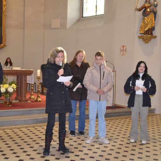 Bild enthält, Floor, Flooring, Pants, Altar, Coat, Flower Arrangement, Flower Bouquet, Jeans, Person, Woman